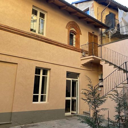 Maschera Di Ferro Appartamento In Centro Storico Пинероло Екстериор снимка
